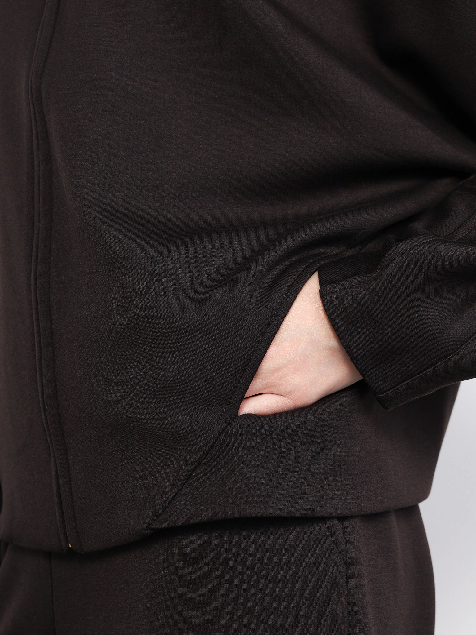 Куртка трикотажная темно-коричневого цвета